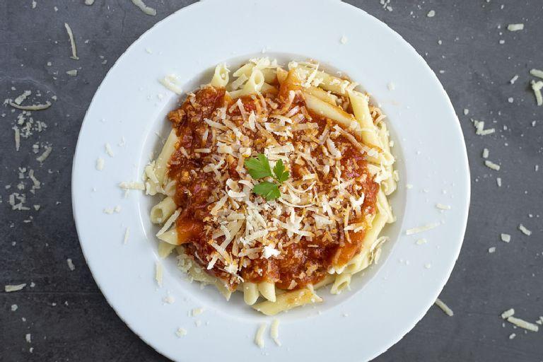 Spaghetti posypane serem podane na talerzu